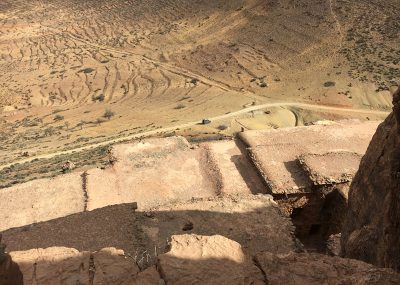 agadir-ntazrout-voiture-garee-en-bas-vue-du-toit