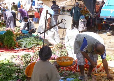 Taroudant-Souk du dimanche-Pesée de fruits et légumes