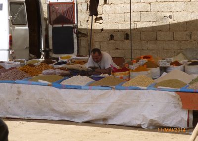 Taroudant-souk du dimanche-vendeurs d