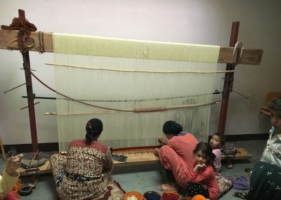 tasla-3-femmes-travaillent-tapis
