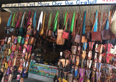 Tafraout - Magasin baboucherie dans le village